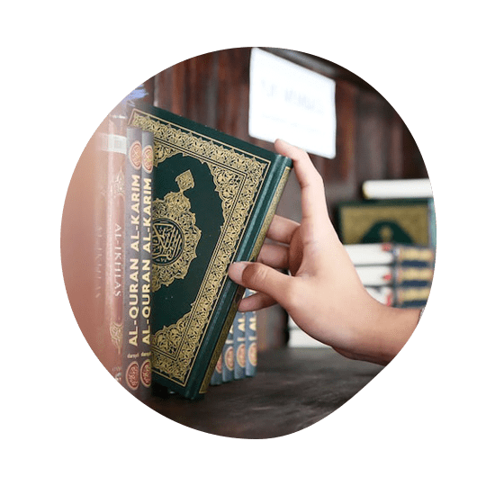 Holding Quran iqraquranacademy.com.pk